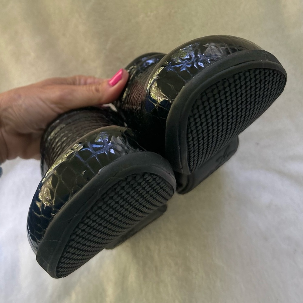 Therafit Clogs Black Size 9.5-10 Crocodile-Embossed Patent Leather Mules Womens - Picture 6 of 16